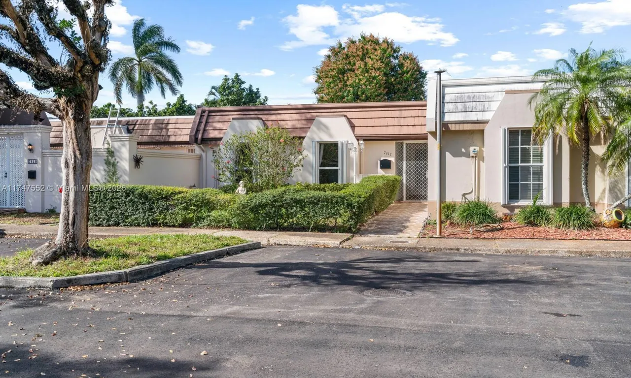 7417 Twin Sabal Dr, Miami Lakes FL 33014