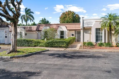 7417 Twin Sabal Dr, Miami Lakes FL 33014