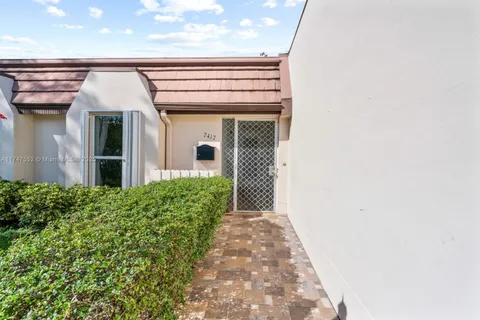 7417 Twin Sabal Dr, Miami Lakes FL 33014
