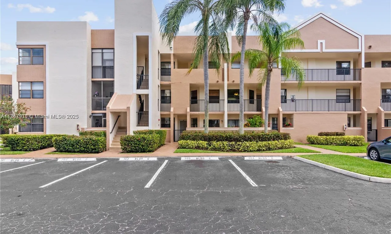 7338 Fairfax Dr # 203, Tamarac FL 33321