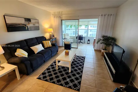 3505 NW 48th Ave # 602, Lauderdale Lakes FL 33319