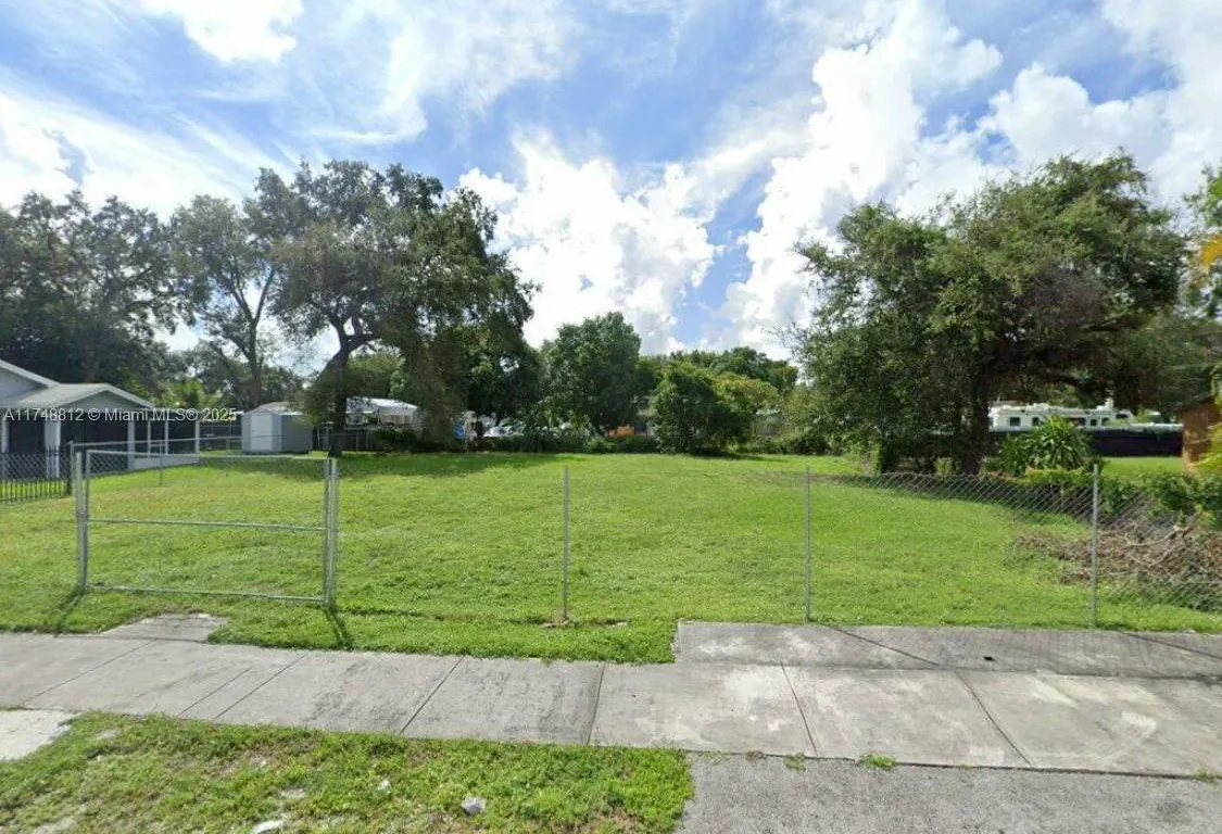 2040 NW 94th St, Miami FL 33147