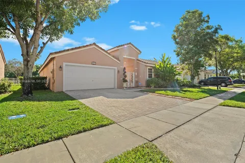 465 SW 198th Ter, Pembroke Pines FL 33029