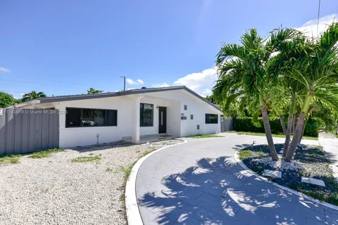 2510 NE 215th St, Miami FL 33180