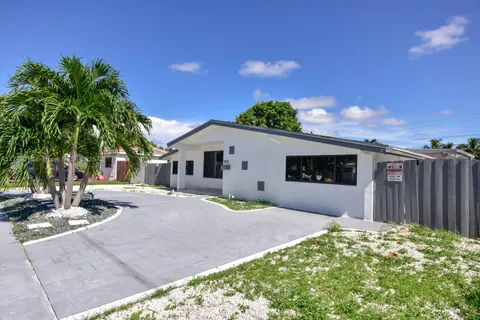 2510 NE 215th St, Miami FL 33180