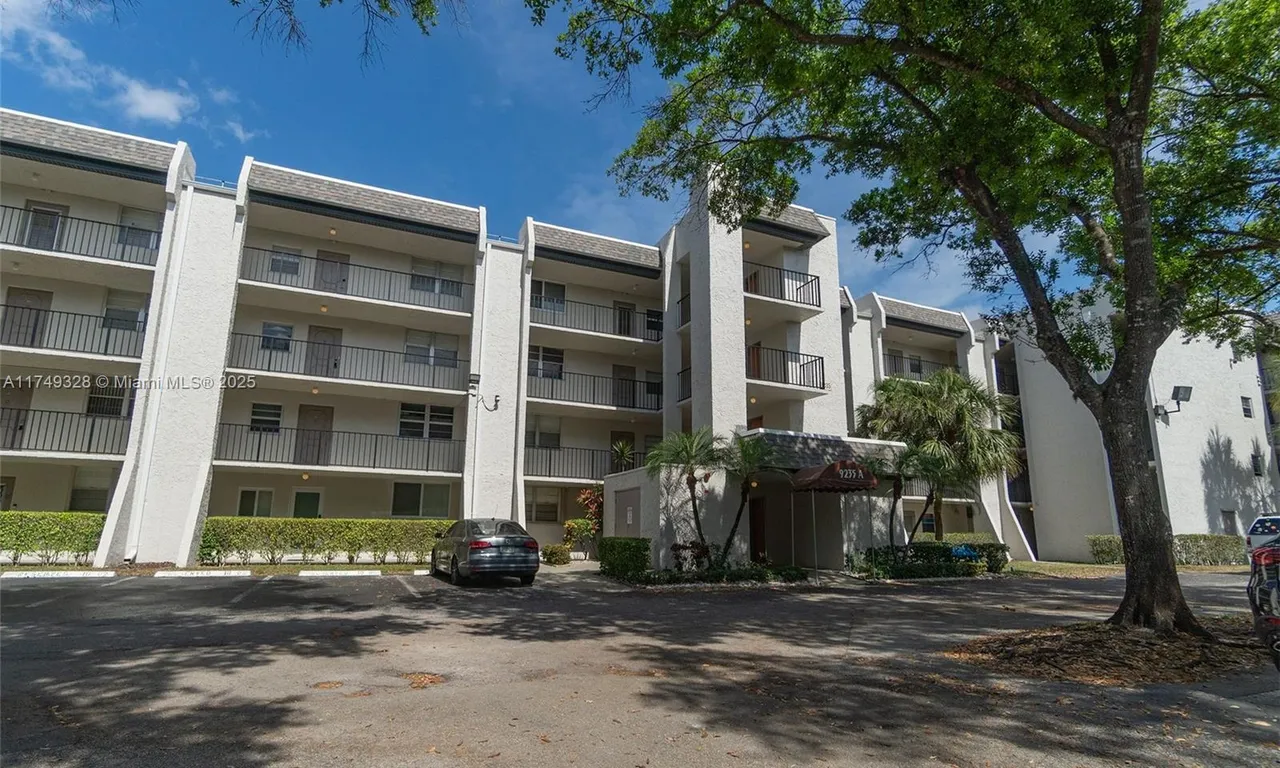 9235 Lagoon Pl # 404, Davie FL 33324