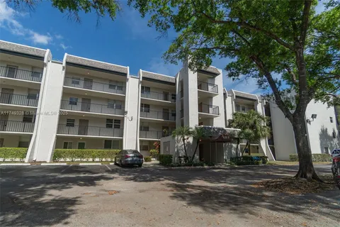 9235 Lagoon Pl # 404, Davie FL 33324