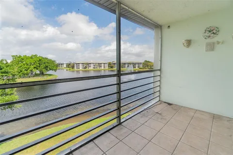 9235 Lagoon Pl # 404, Davie FL 33324