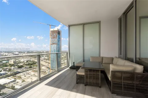 851 NE 1st Ave # 3906, Miami FL 33132