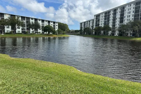 2228 N Cypress Bend Dr # 310, Pompano Beach FL 33069