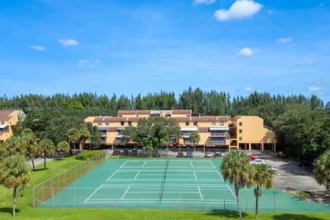 400 Commodore Dr # 309, Plantation FL 33325