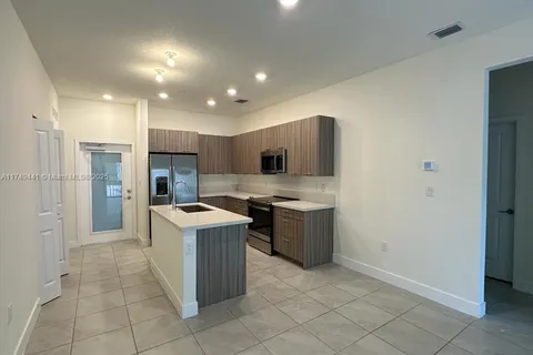 8201 NW 41 ST # 106, Doral FL 33166