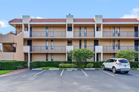 5711 Coral Lake Dr # 111, Margate FL 33063