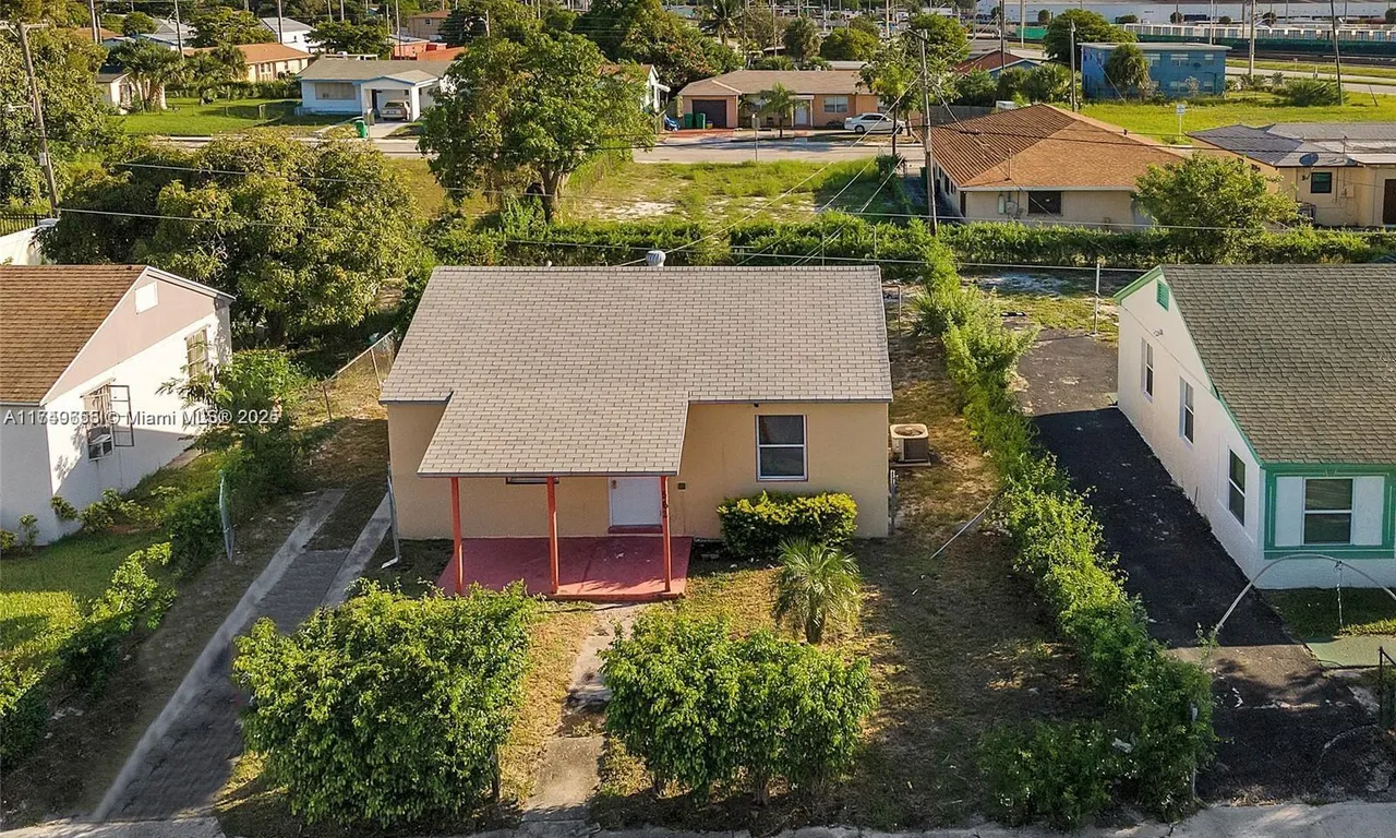 562 W 4th St, Riviera Beach FL 33404