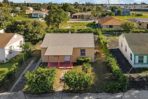 562 W 4th St, Riviera Beach FL 33404