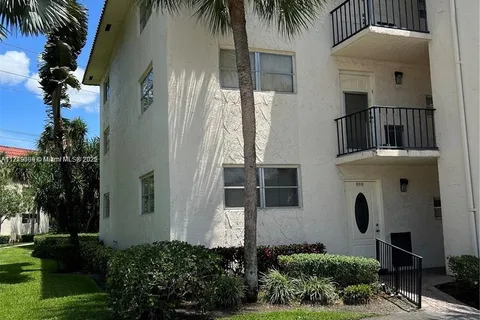 8970 S Hollybrook Blvd # 304, Pembroke Pines FL 33025