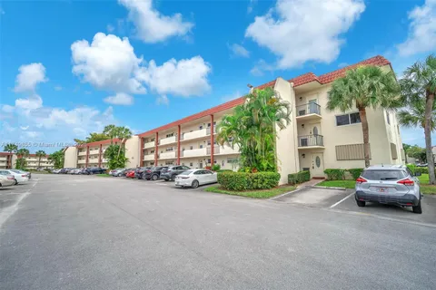 9720 S Hollybrook Lake Dr # 205, Pembroke Pines FL 33025