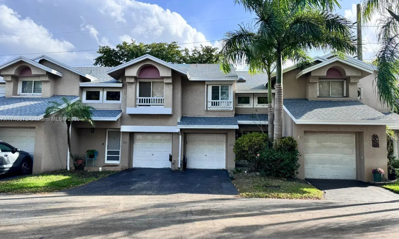 2116 W Discovery Cir W, Deerfield Beach FL 33442