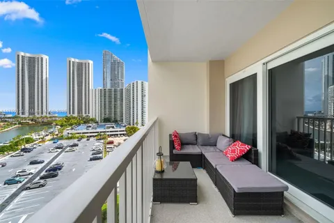 300 Bayview Dr # 807, Sunny Isles Beach FL 33160