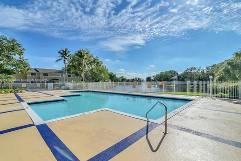 251 W Palm Cir W # 202, Pembroke Pines FL 33025