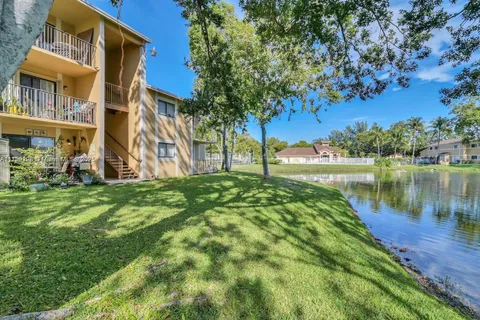 251 W Palm Cir W # 202, Pembroke Pines FL 33025