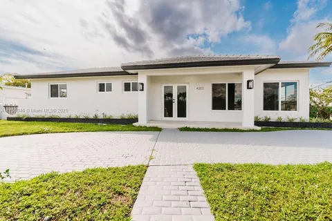 4202 SW 98th Ave, Miami FL 33165