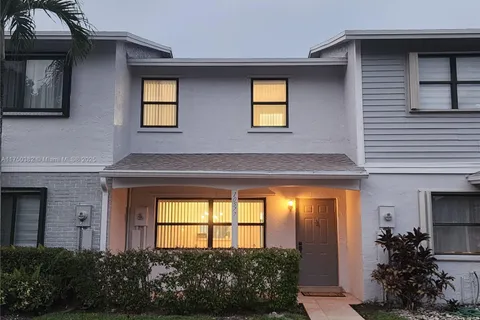 10577 NW 8th St, Pembroke Pines FL 33026