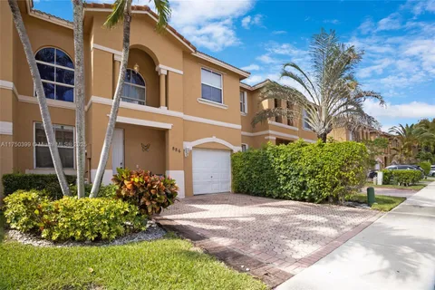 886 NW 135th Ter, Pembroke Pines FL 33028