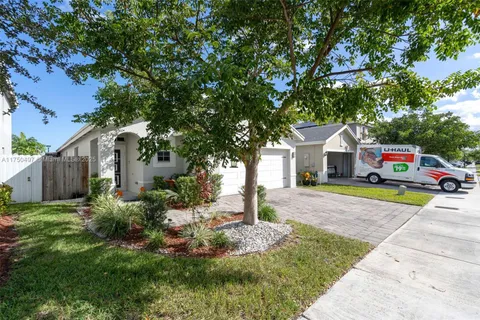 585 NE 6th Pl, Florida City FL 33034