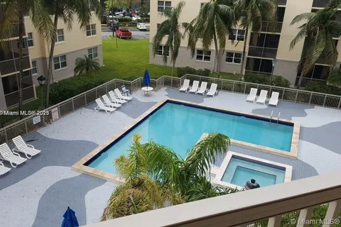 8255 Lake Dr # 405, Doral FL 33166