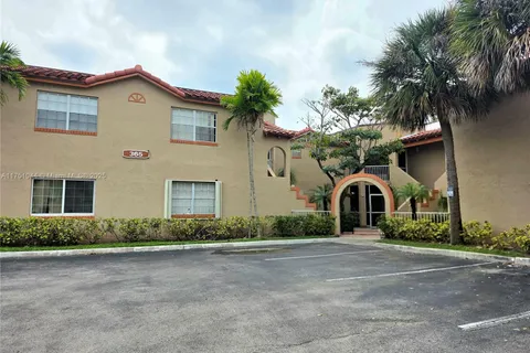 365 SW 86th Ave # 201, Pembroke Pines FL 33025