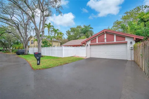 66 Forest Cir, Cooper City FL 33026