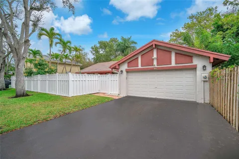 66 Forest Cir, Cooper City FL 33026