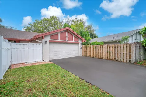 66 Forest Cir, Cooper City FL 33026