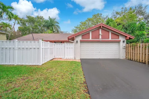 66 Forest Cir, Cooper City FL 33026