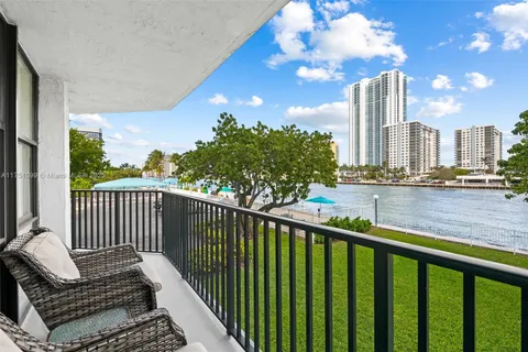 800 Parkview Dr # 221, Hallandale Beach FL 33009