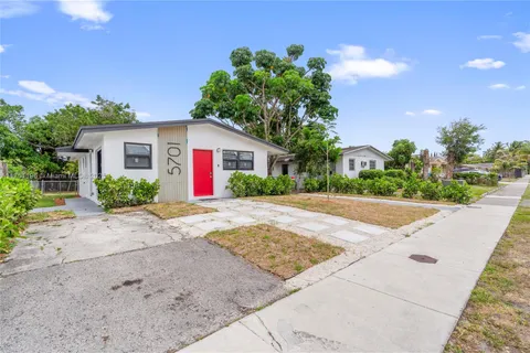 5701 SW 39th St, West Park FL 33023