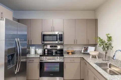 628 NE 2nd St # 205, Dania Beach FL 33004