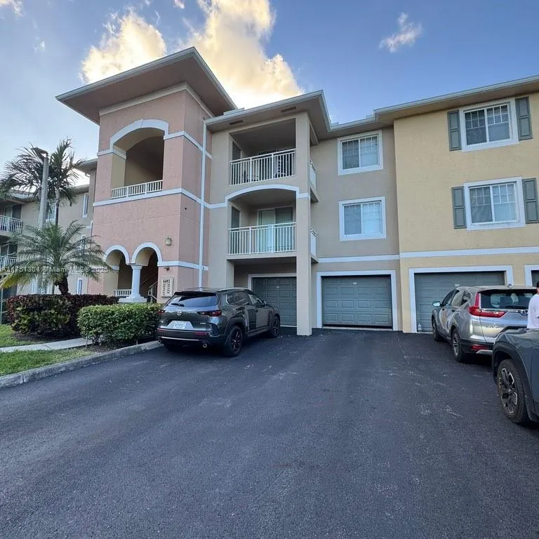 6492 Emerald Dunes Dr # 305, West Palm Beach FL 33411