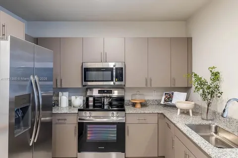 618 NE 2nd St # 303, Dania Beach FL 33004
