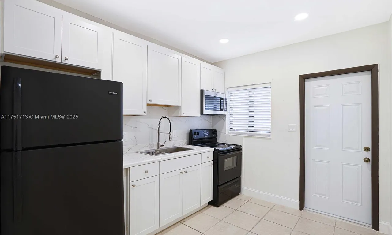 502 NW 7th Ct # 1, Hallandale Beach FL 33009