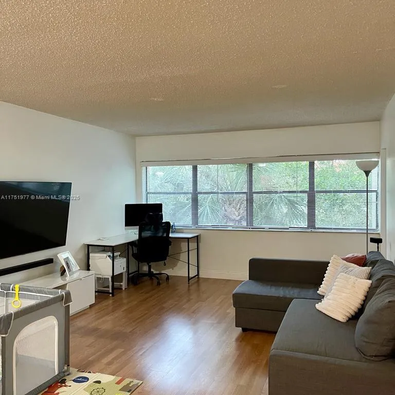 301 Racquet Club Rd # 305, Weston FL 33326