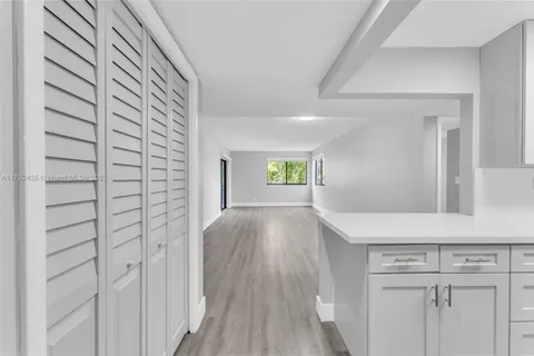 191 Lakeview Dr # 204, Weston FL 33326