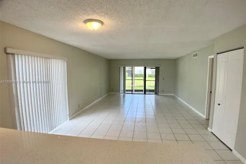 399 Lakeview Dr # 101, Weston FL 33326