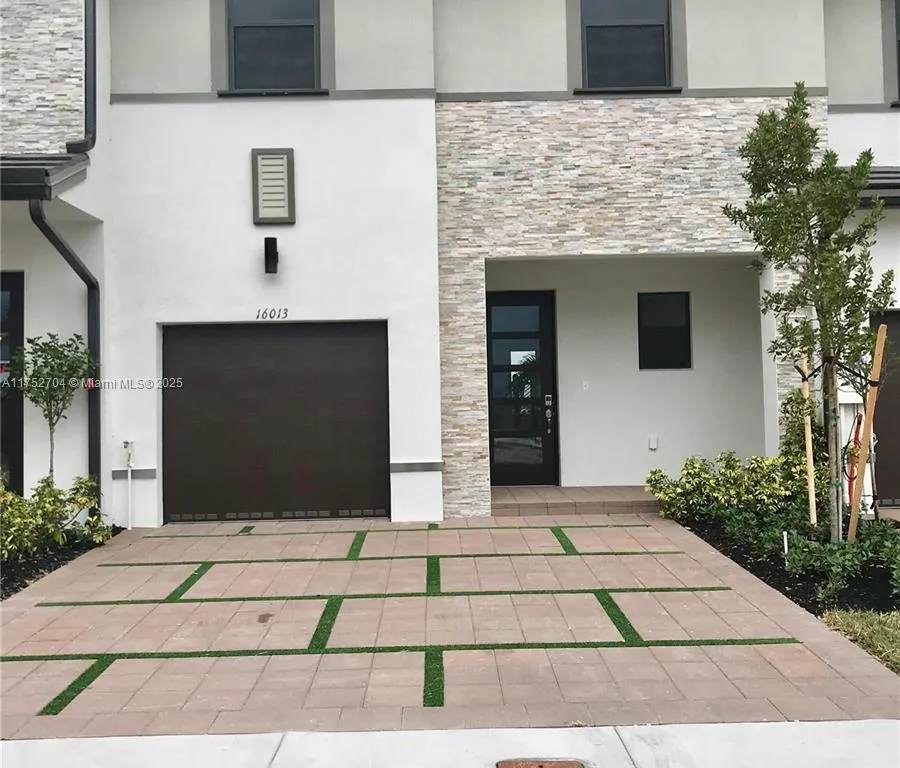 16013 NW 91 CT, Miami Lakes FL 33018