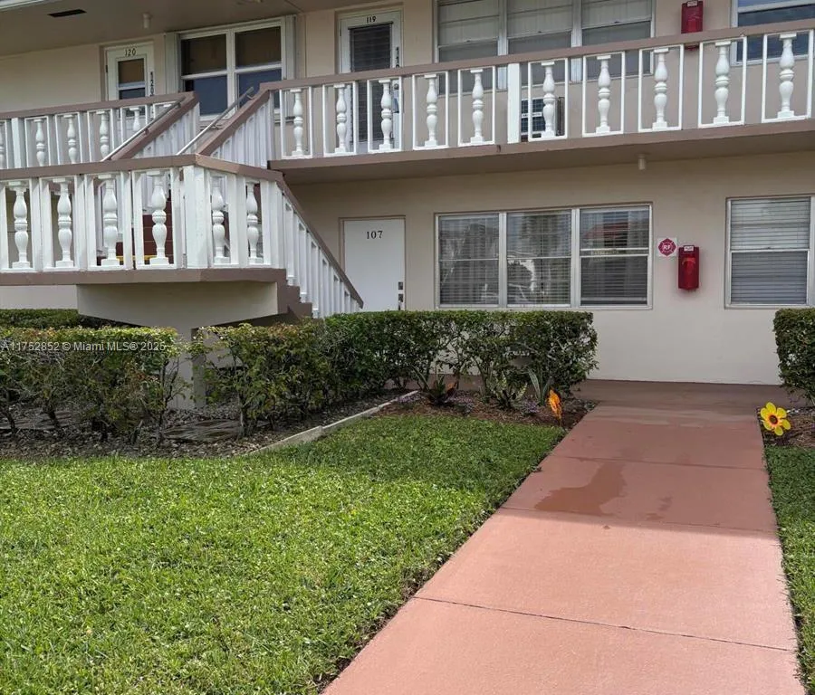 107 E Waltham  E # 107, West Palm Beach FL 33417