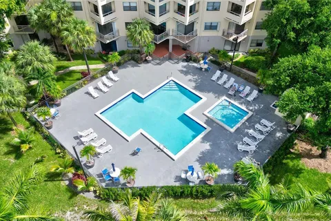 8353 Lake Dr # 105, Doral FL 33166