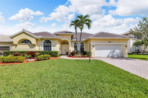 6922 E Mariposa Cir E, Pembroke Pines FL 33331