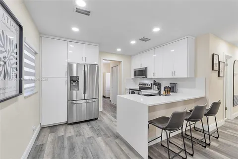 631 NE 57th St # 1, Oakland Park FL 33334