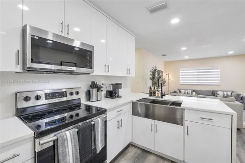 631 NE 57th St # 1, Oakland Park FL 33334